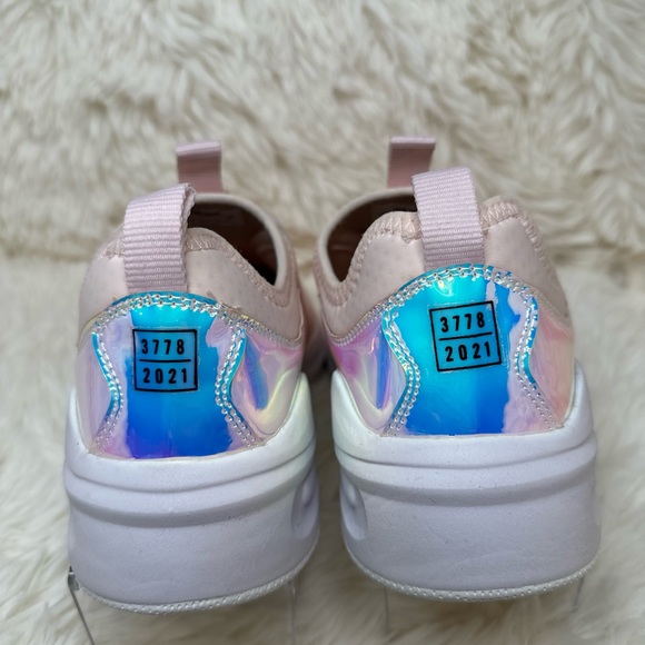 Brand New Clove shoes are designed for people on the front lines of healthcare. - Picture 3 of 3